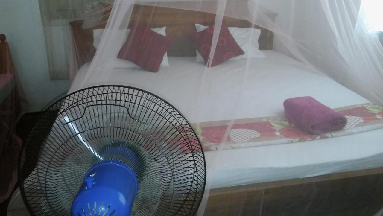 Thevindu Guest & Redmud Resturent Banduramulla Dış mekan fotoğraf