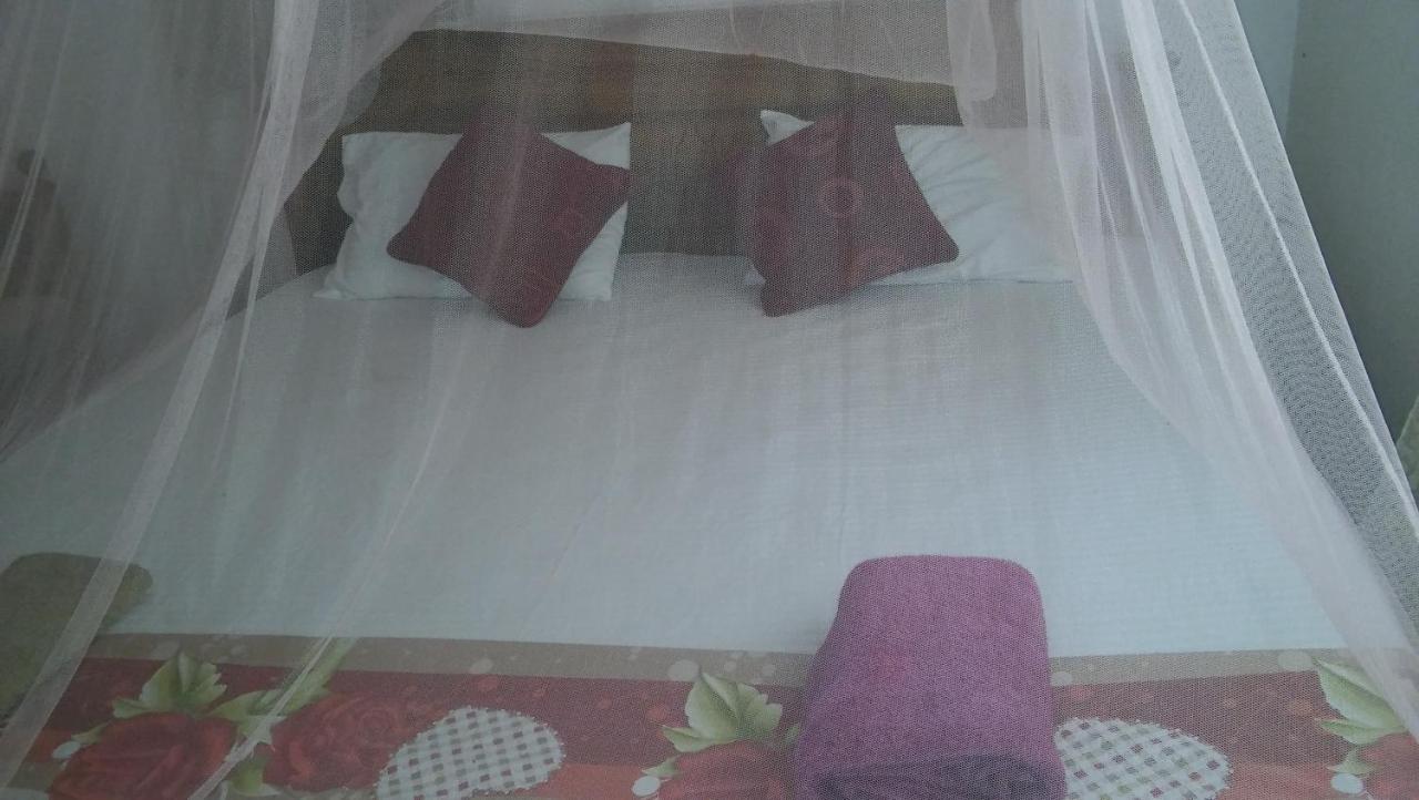 Thevindu Guest & Redmud Resturent Banduramulla Dış mekan fotoğraf