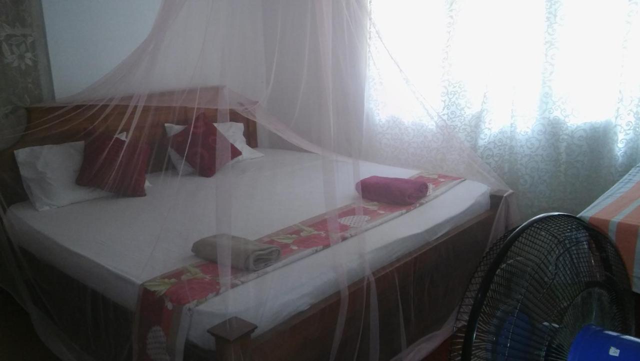 Thevindu Guest & Redmud Resturent Banduramulla Dış mekan fotoğraf