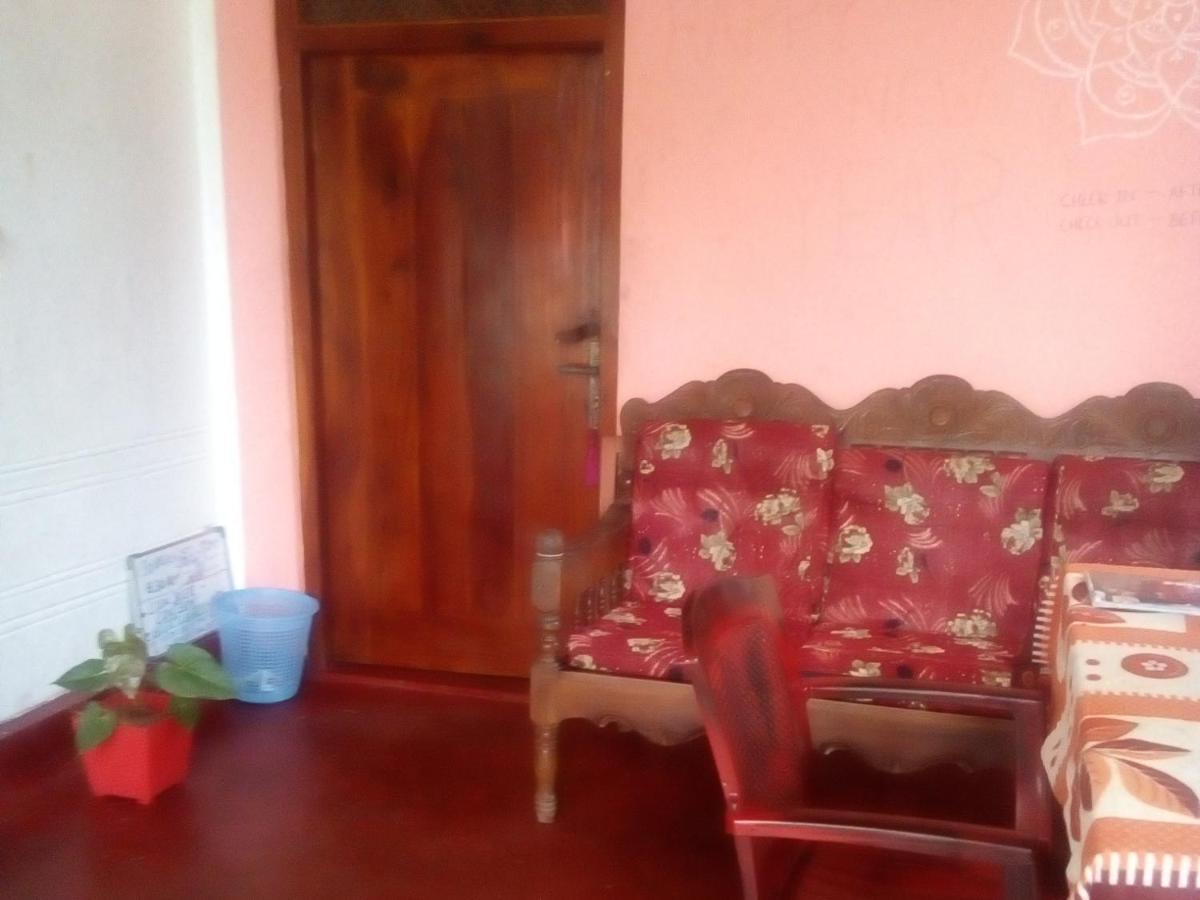 Thevindu Guest & Redmud Resturent Banduramulla Dış mekan fotoğraf