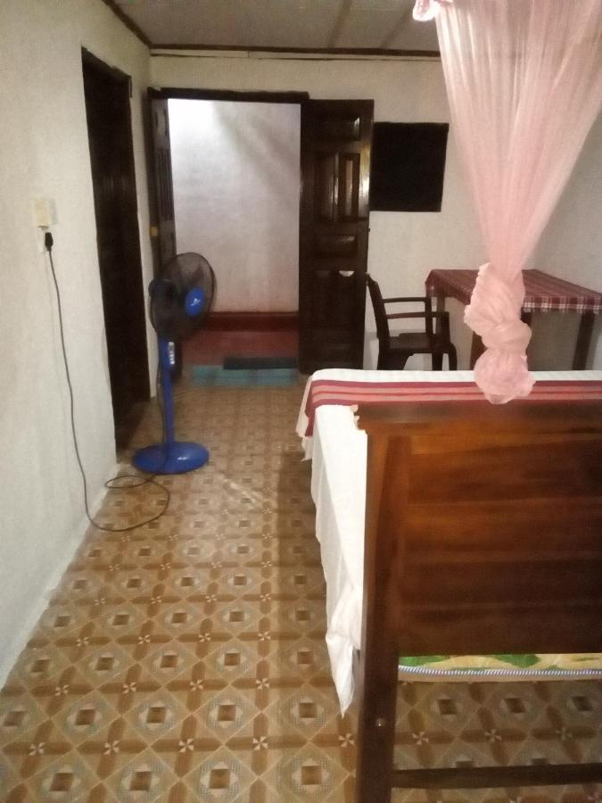 Thevindu Guest & Redmud Resturent Banduramulla Dış mekan fotoğraf